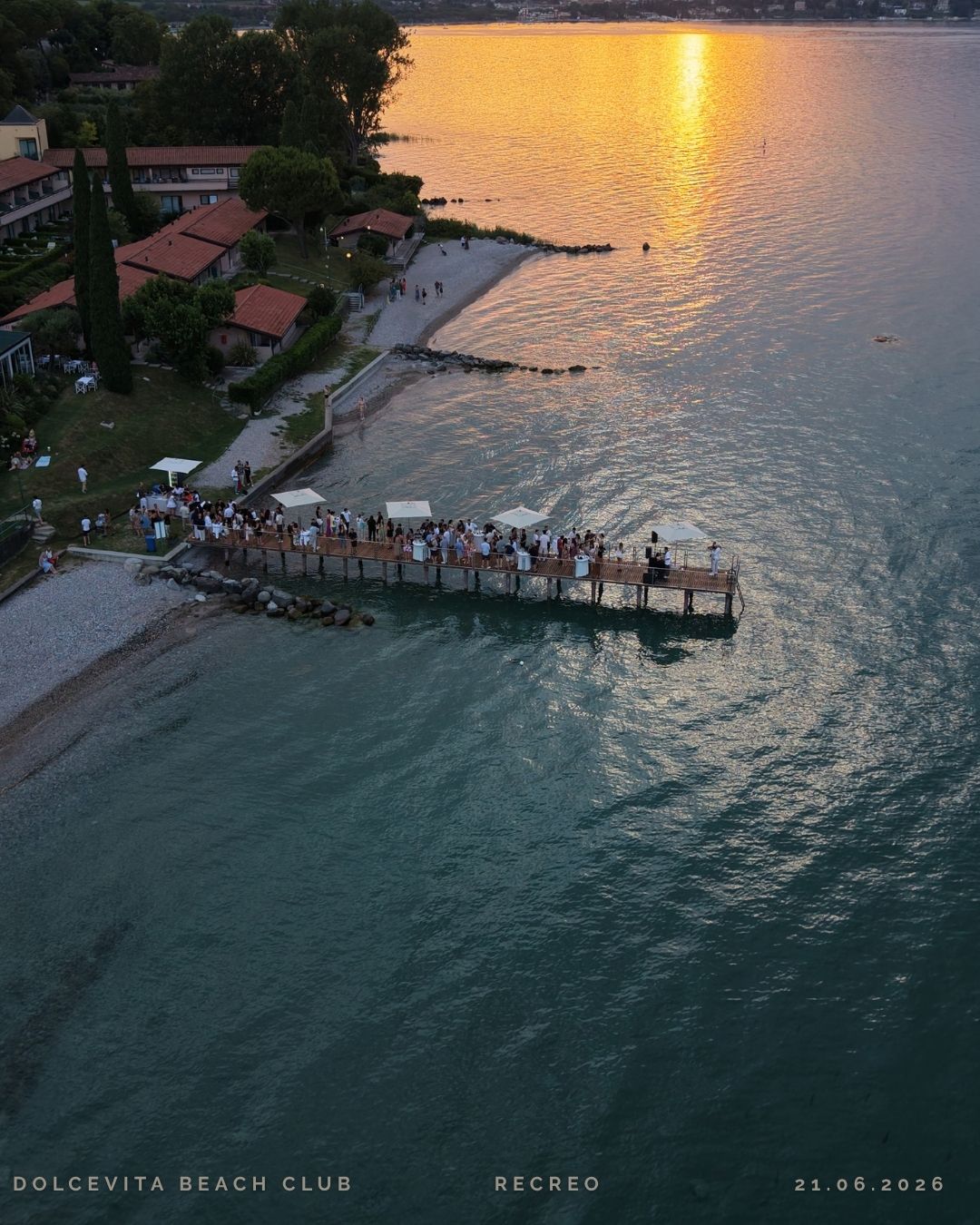 Vista aerea del molo e degli ospiti al tramonto sul Lago di Garda