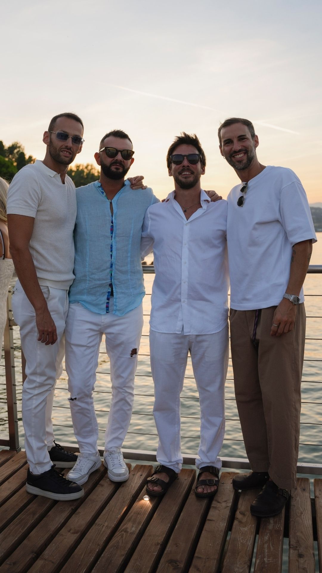 Quattro amici in bianco e azzurro sul pontile