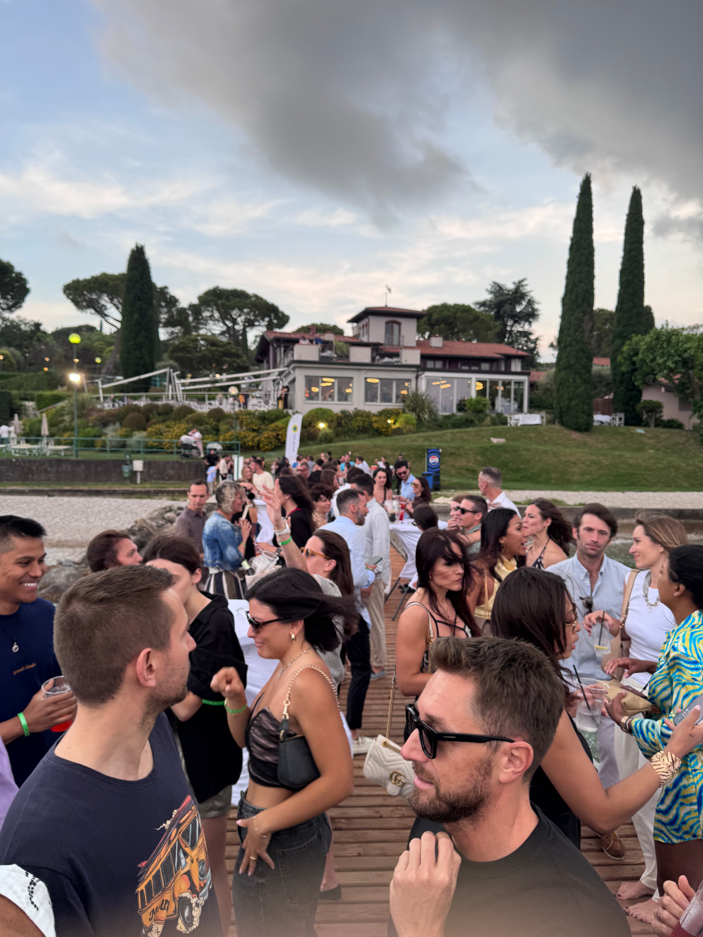 Tre invitate sulla passerella dell'evento