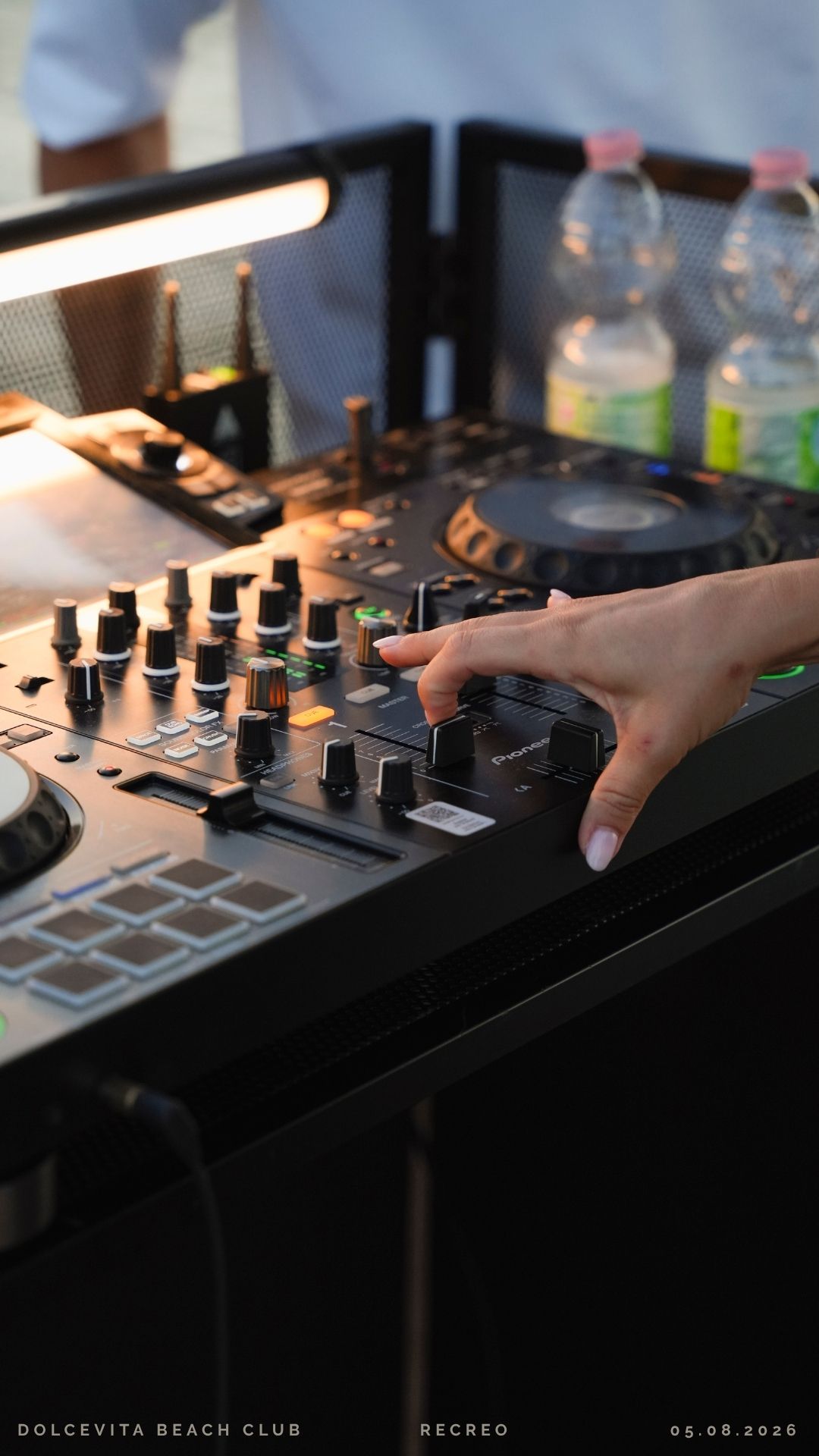 Man DJ sul mixer Pioneer al crepuscolo