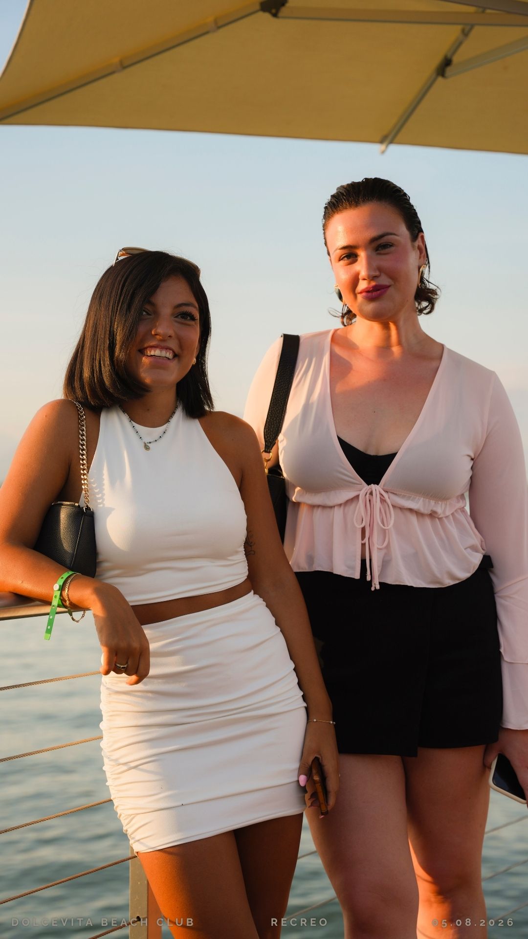 Due amiche posano al golden hour