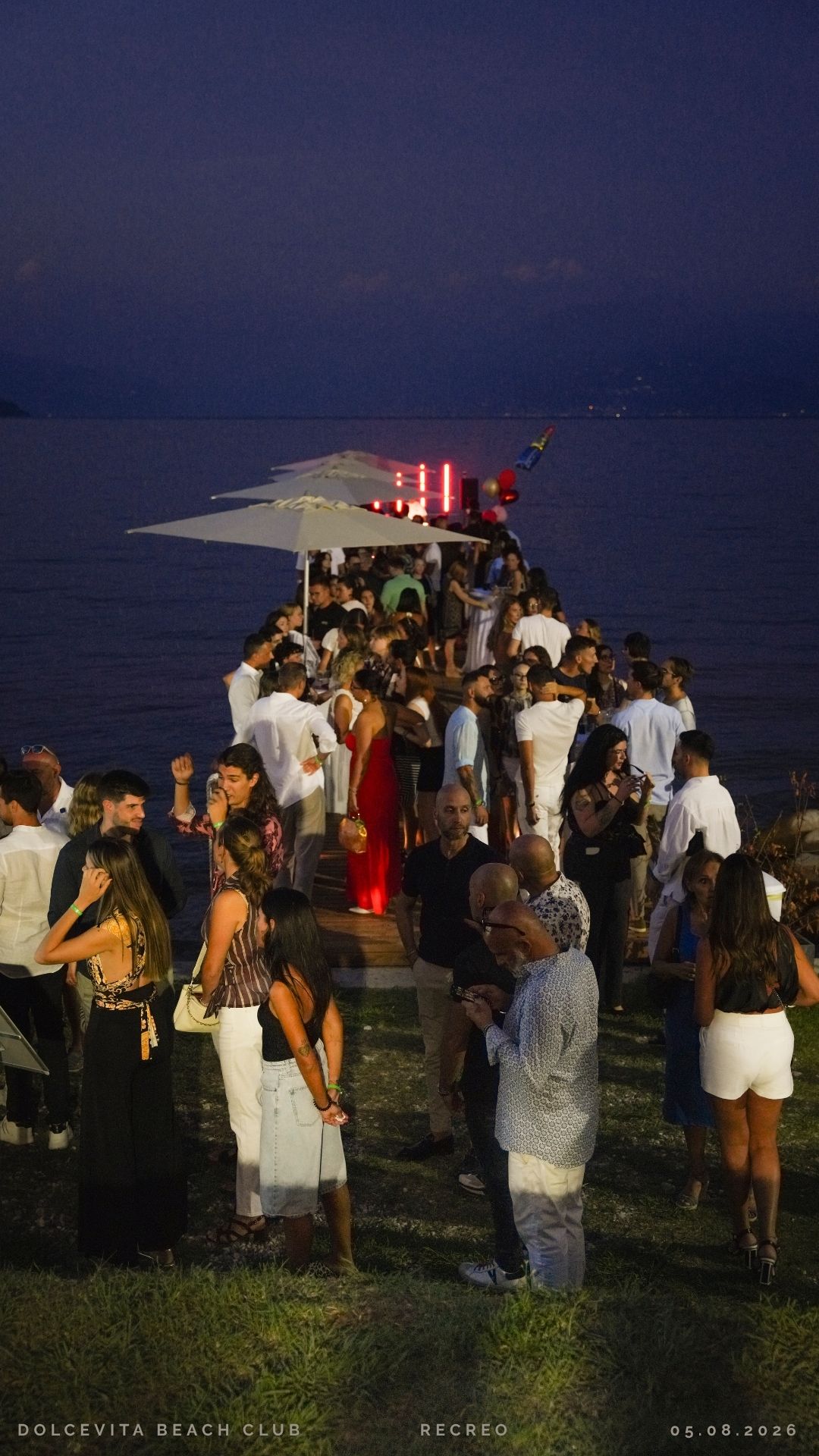 Pontile affollato in serata vista lago