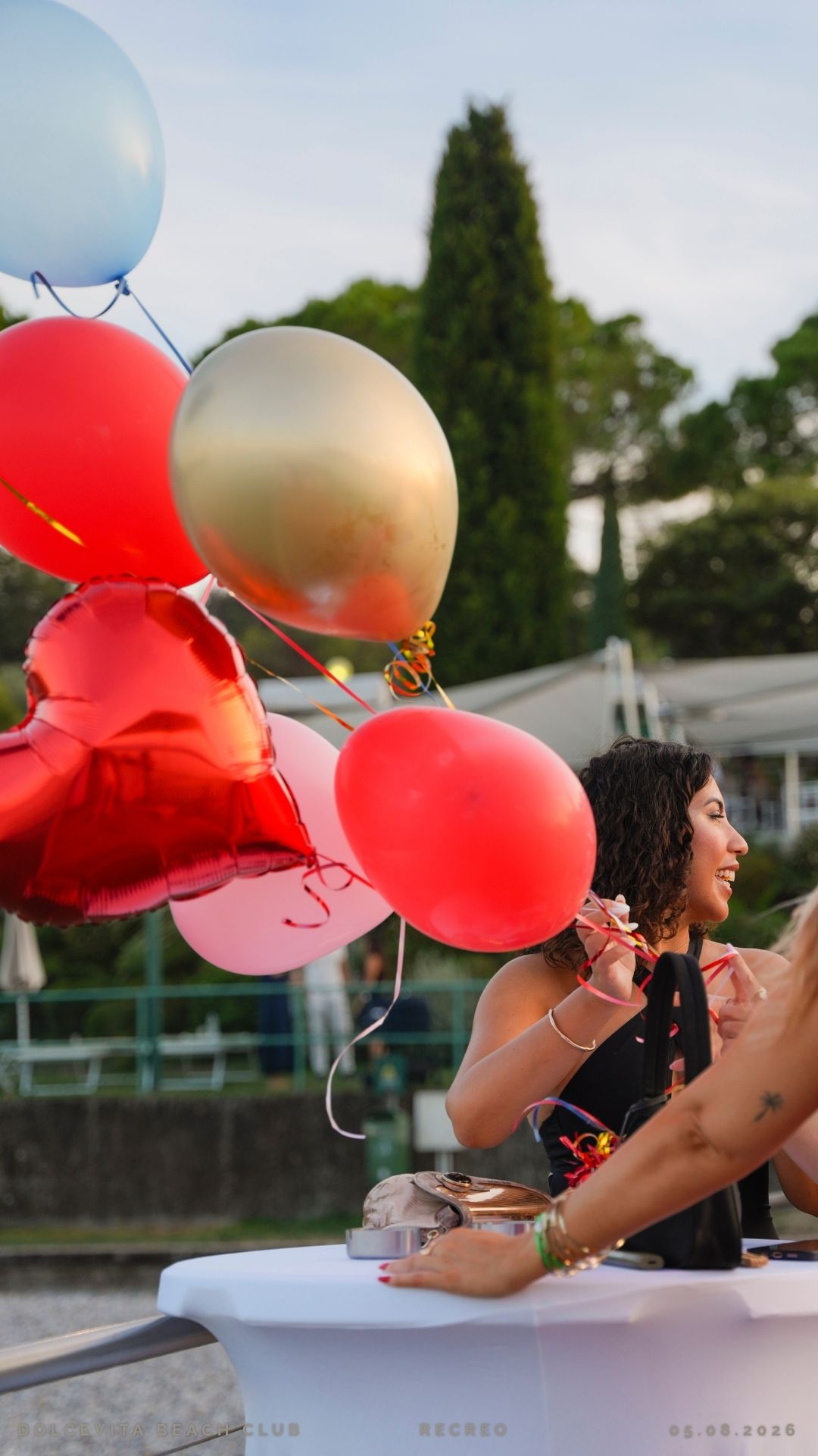 Palloncini colorati tra gli ospiti al tramonto