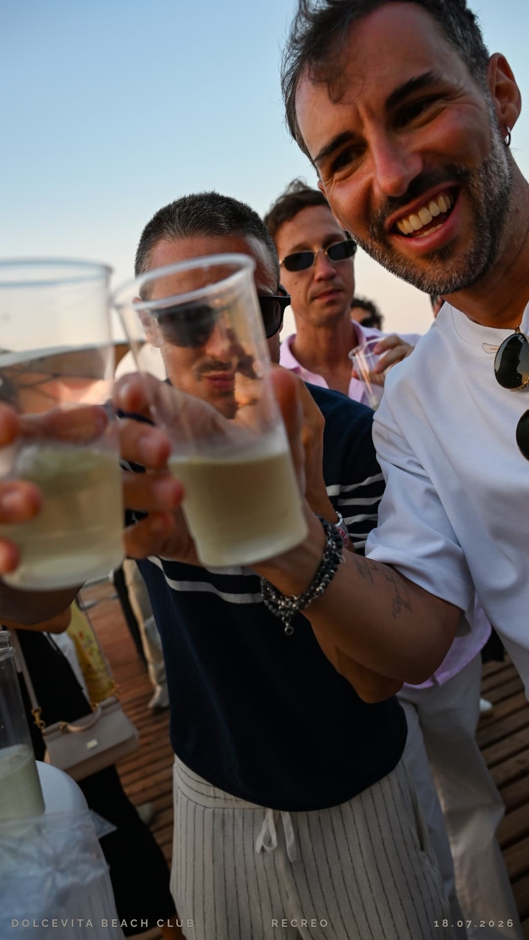 Amici brindano sorridenti verso l'obiettivo
