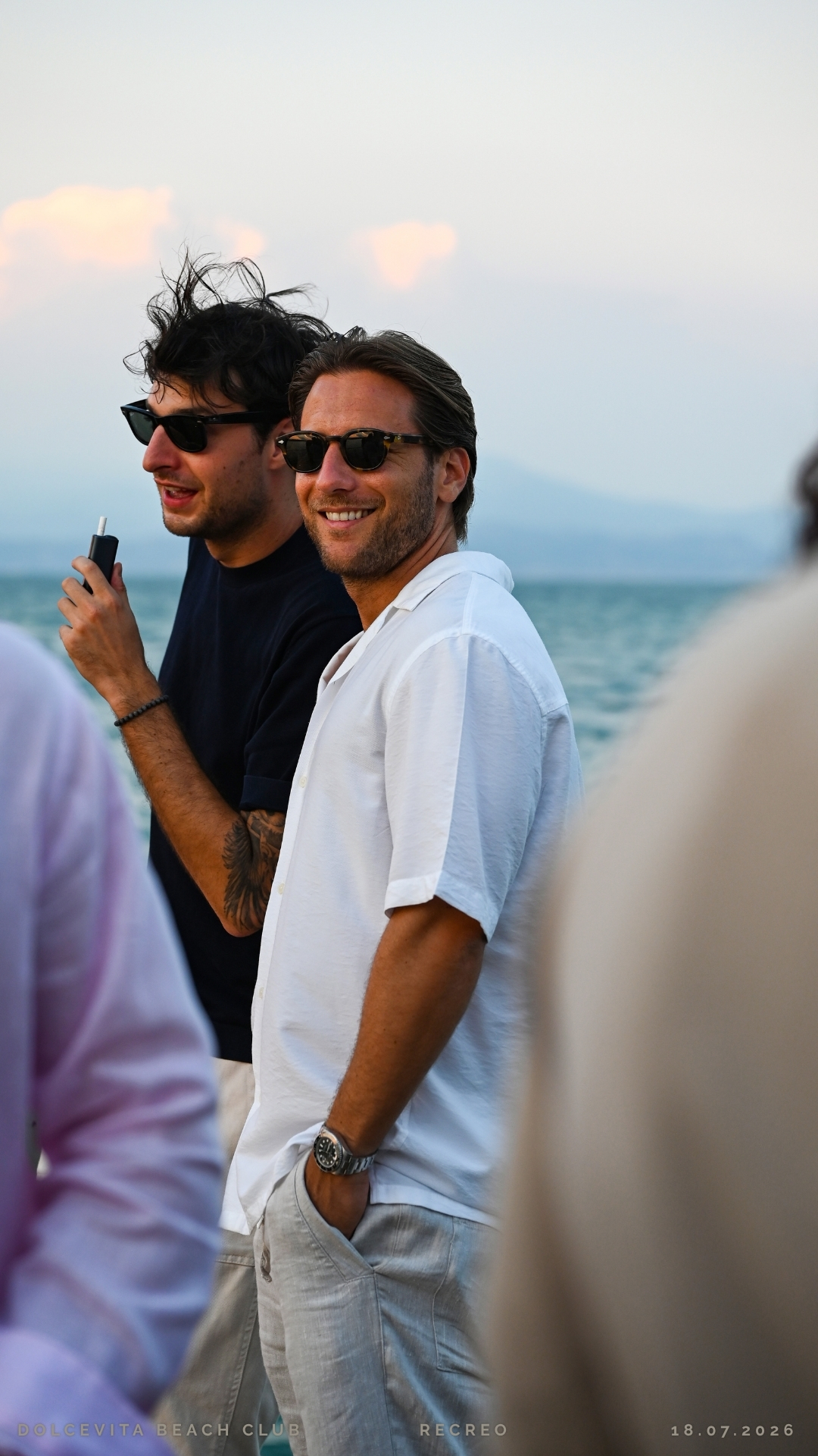 Ospiti sorridenti al tramonto sul pontile