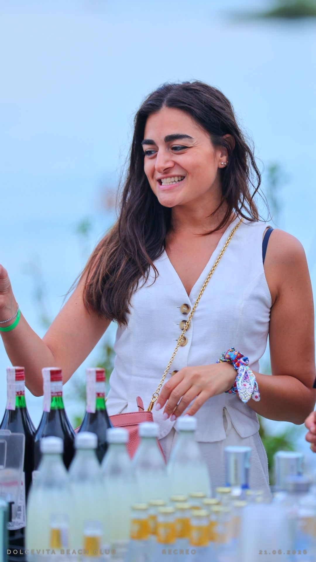 Gruppo di amiche brinda verso l'obiettivo