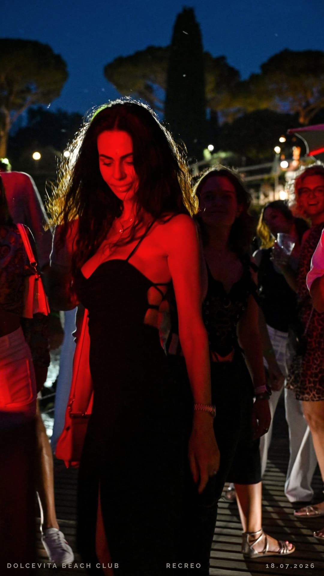 Ragazza in abito nero nella luce rossa
