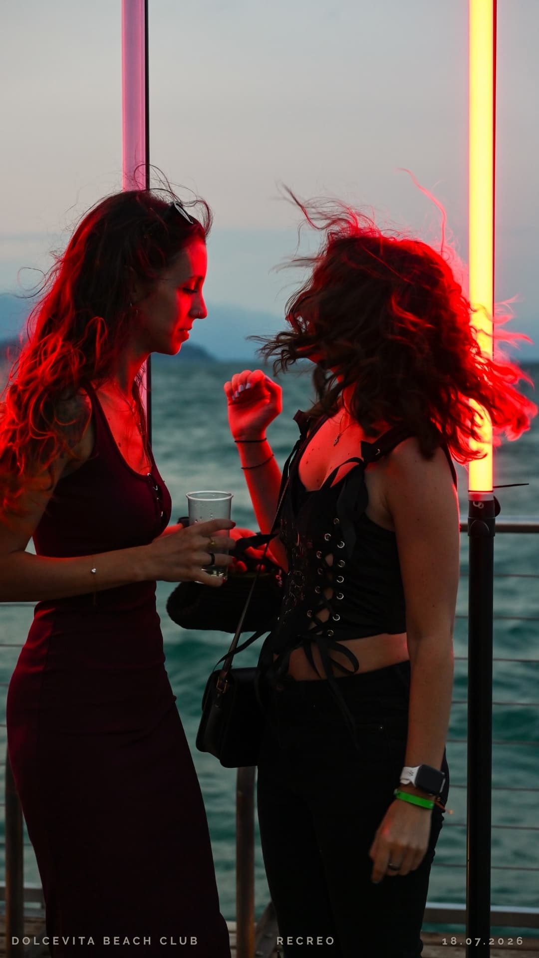 Amiche ballano sotto le luci al neon