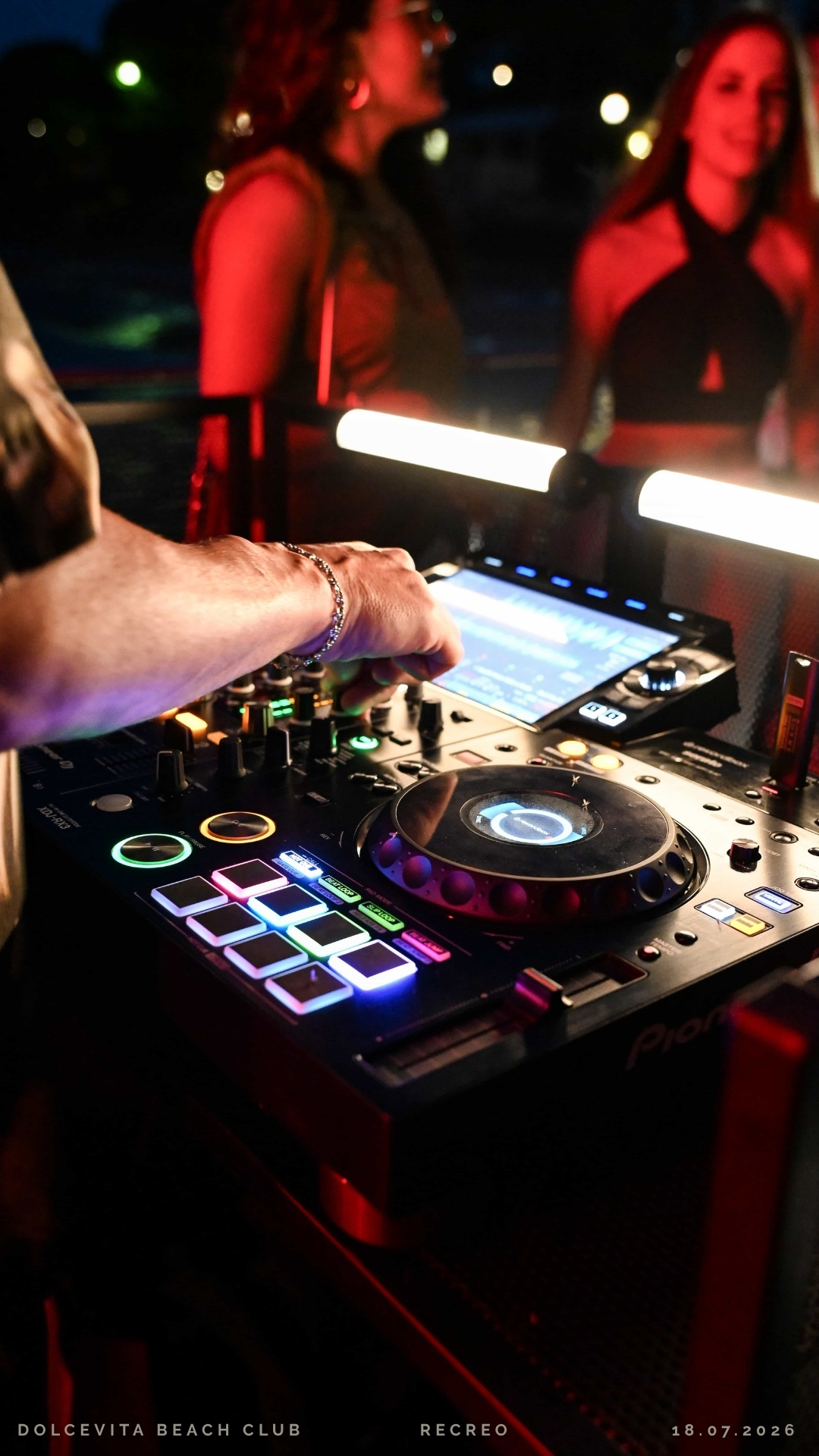 Dettaglio della consolle durante il dj set