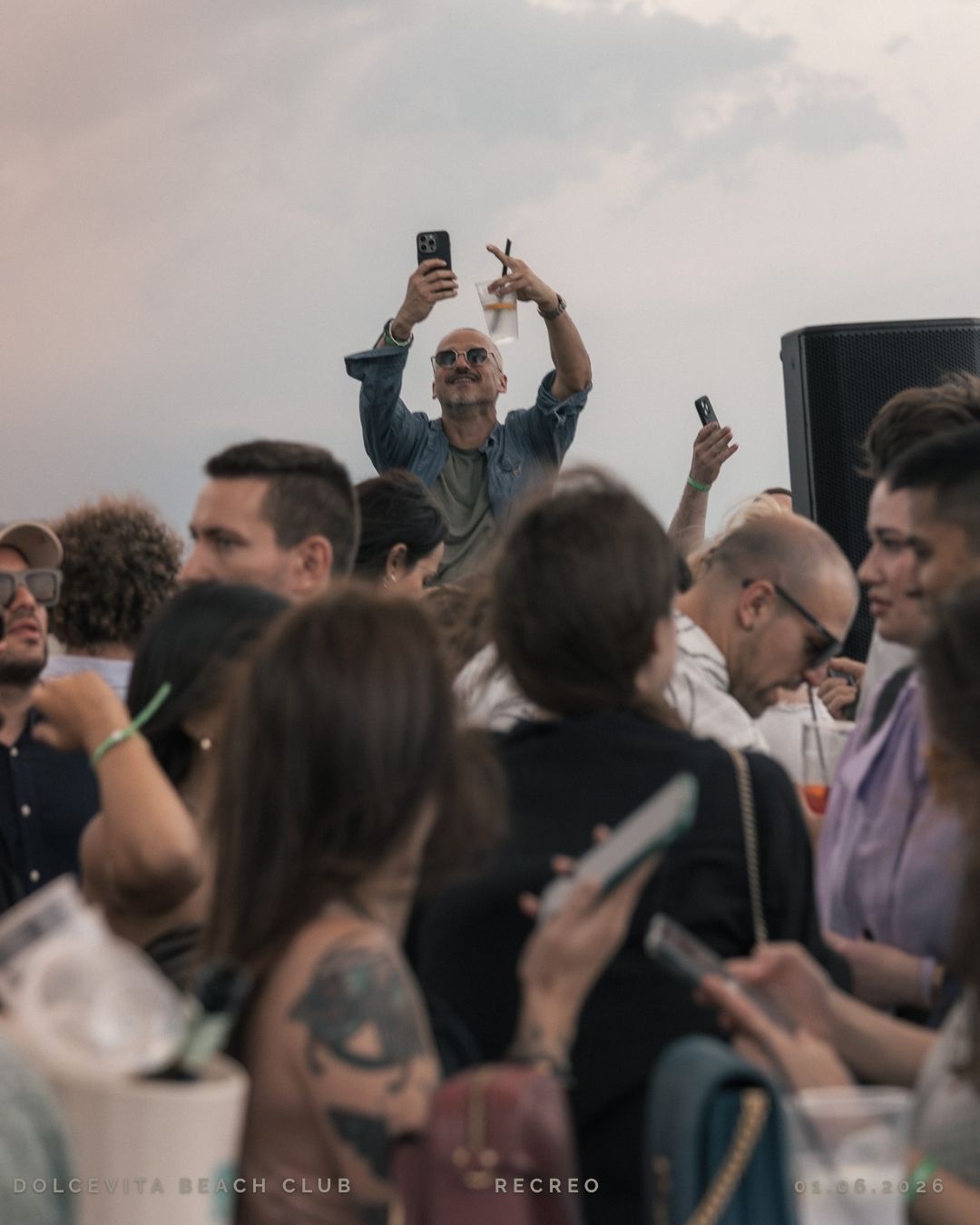 Invitate al tramonto con drink sul lago