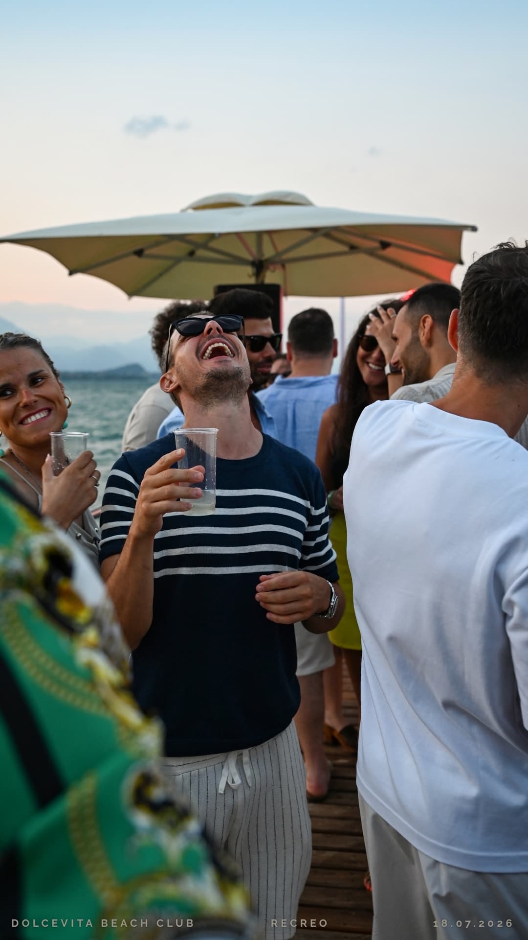 Ospite ride durante l'aperitivo sul pontile