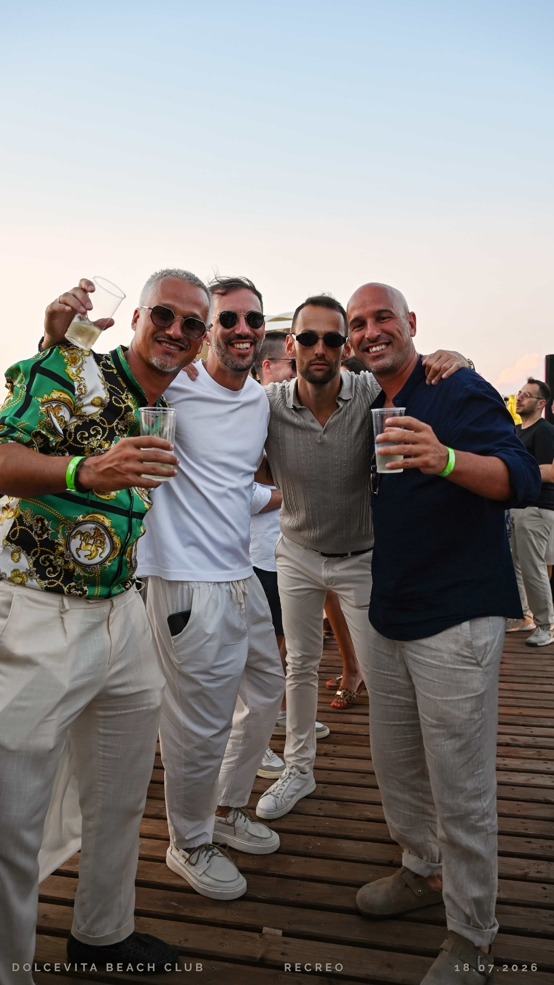 Quattro amici brindano insieme durante l'evento