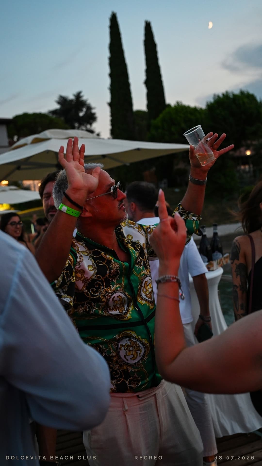 Ospite balla con le mani al cielo