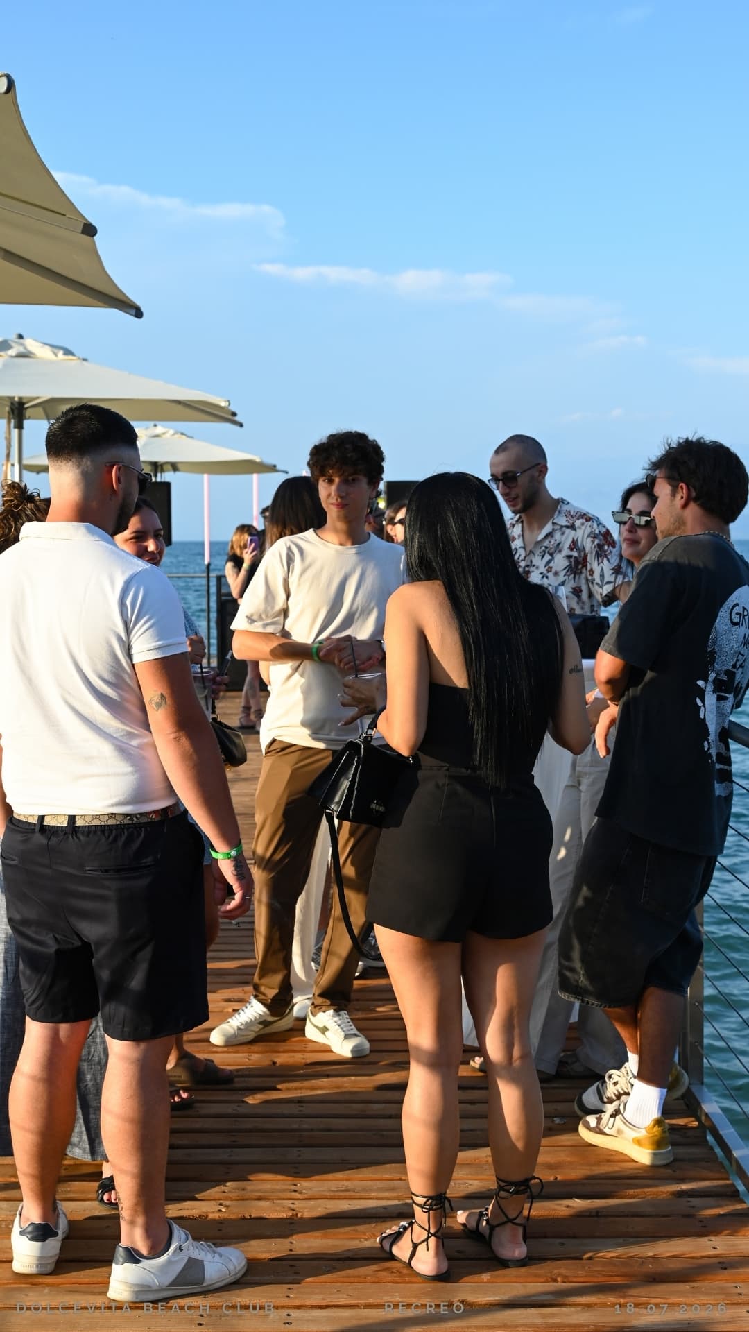 Ospiti chiacchierano sul pontile nel pomeriggio