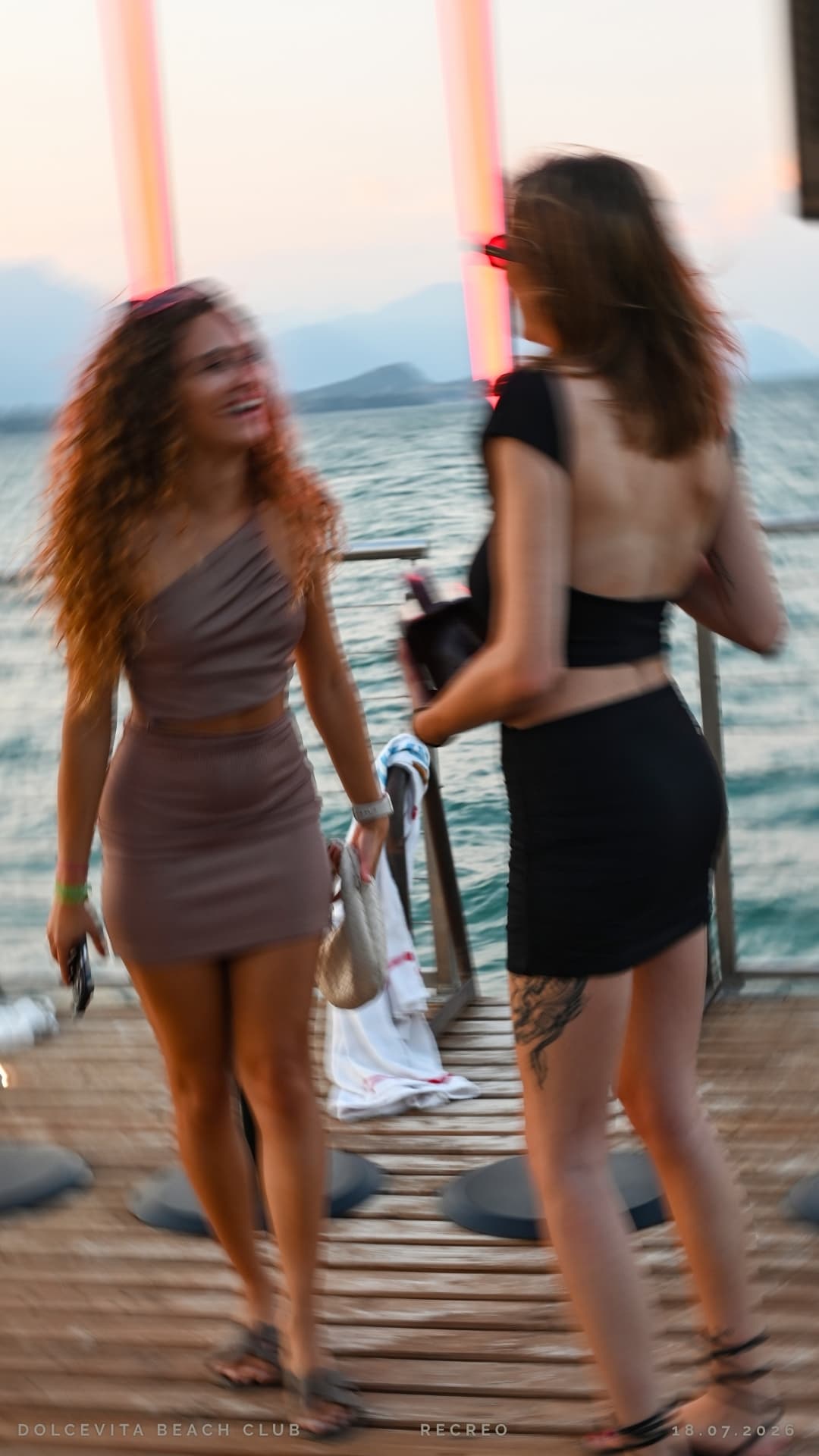 Due amiche camminano sul pontile