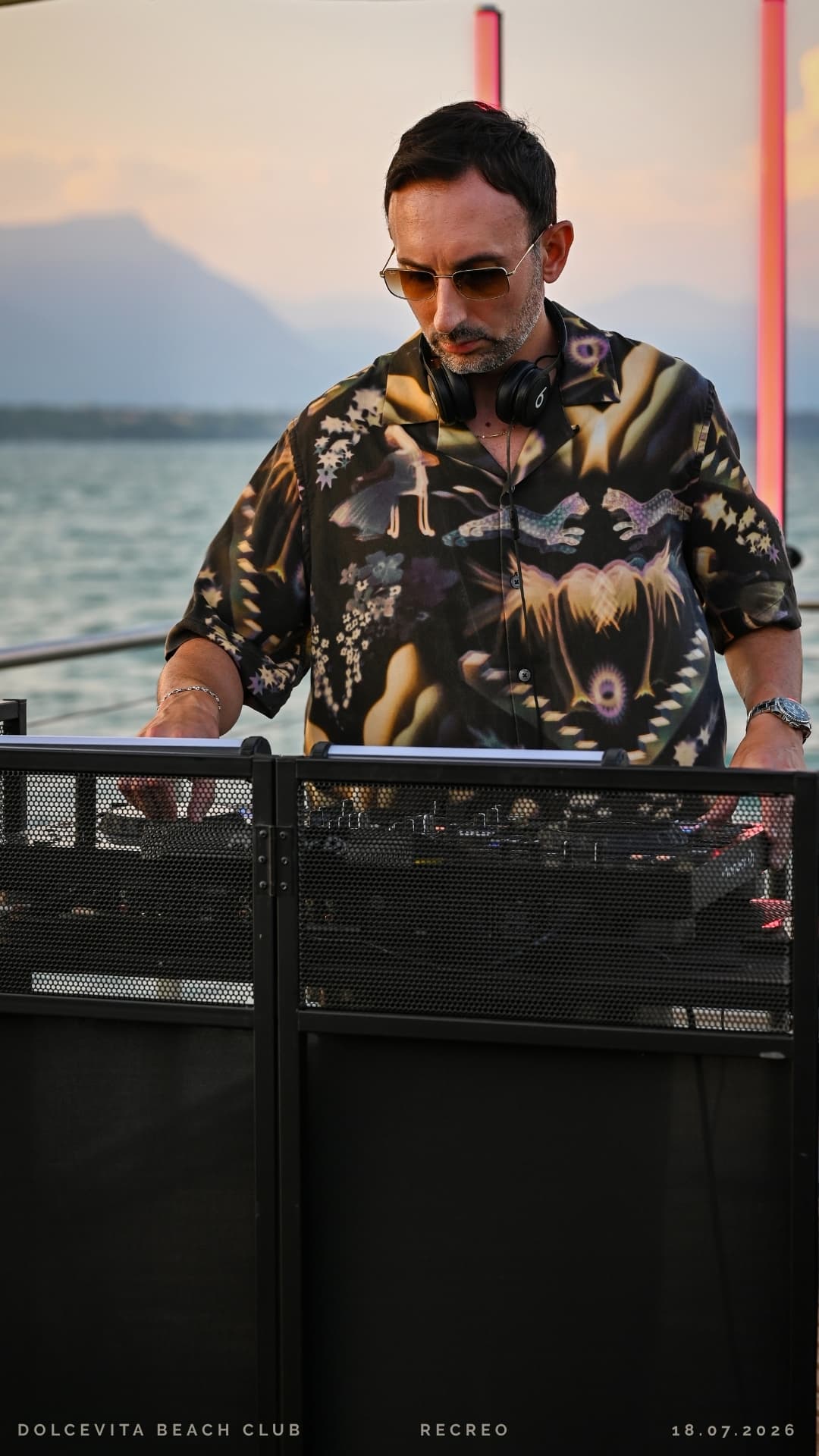 Dj in consolle nella luce del tramonto