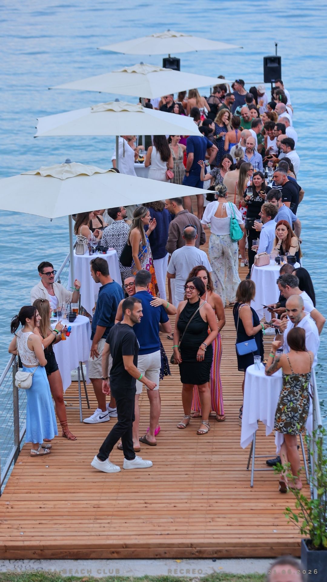 Due amici brindano con i drink alzati