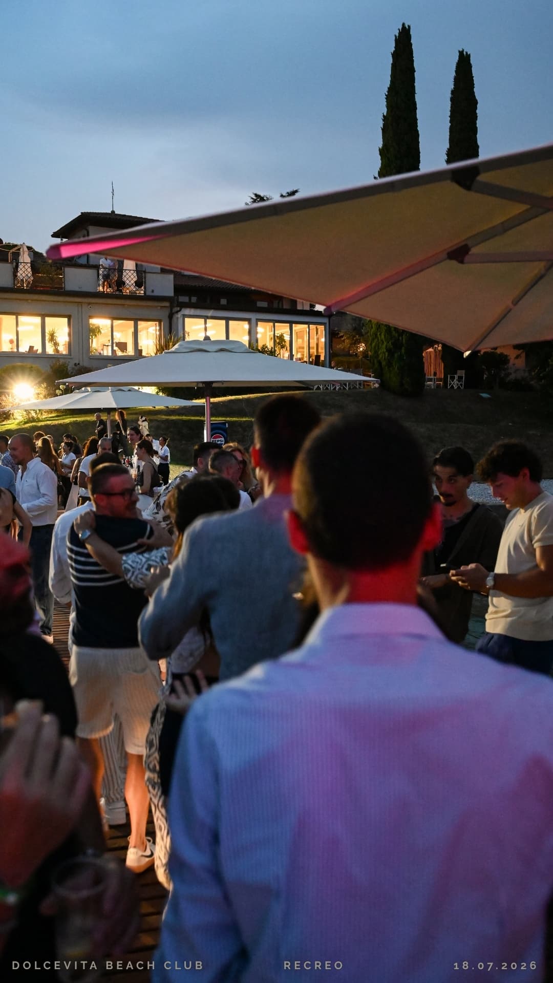 Ospiti in festa al tramonto sotto gli ombrelloni