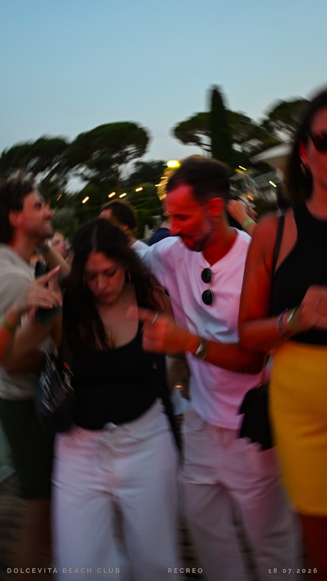 Ospiti ballano nel giardino all'imbrunire